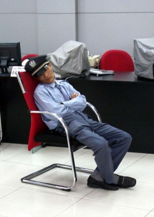 Security Guards Caught Sleeping On The Job (30 pics)