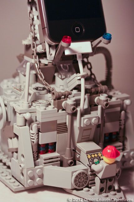 Lego iPhone Docking Rig (7 pics)
