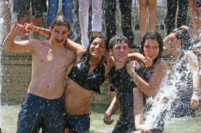 The Last Day of School in Italy (45 pics)