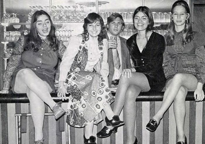 Miniskirts of the Past (61 pics)