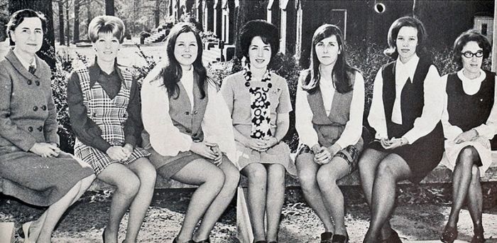 Miniskirts of the Past (61 pics)