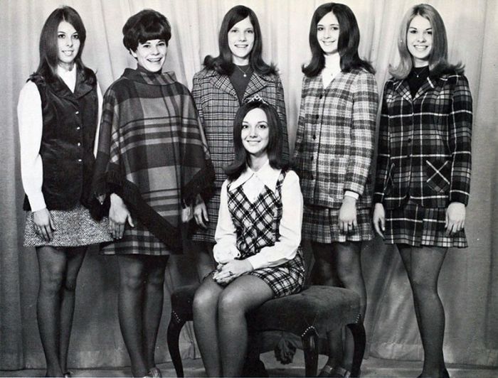 Miniskirts of the Past (61 pics)