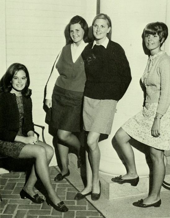 Miniskirts of the Past (61 pics)