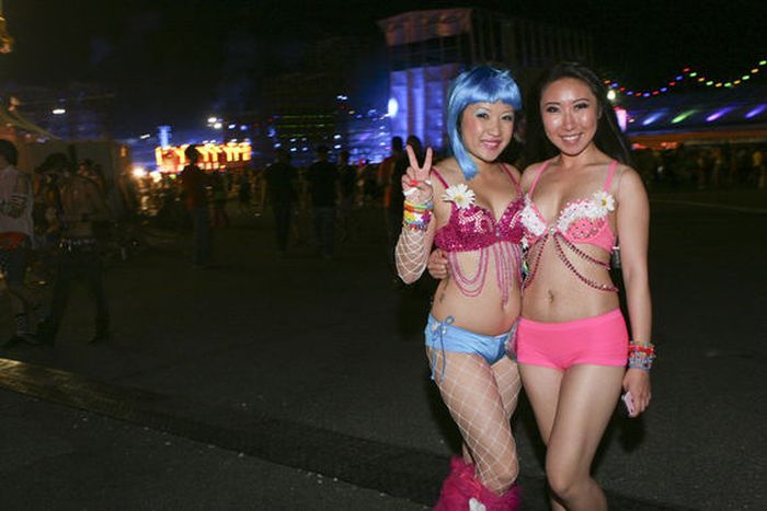 Girls from Electric Daisy Carnival 2012 (70 pics)