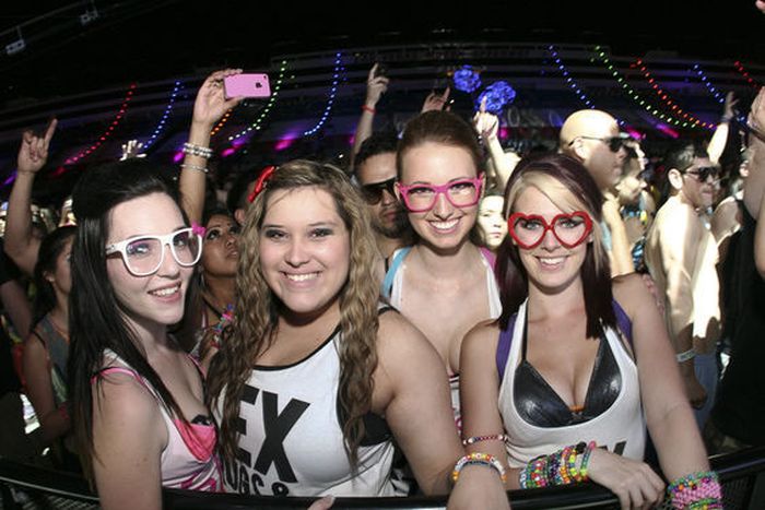 Girls from Electric Daisy Carnival 2012 (70 pics)