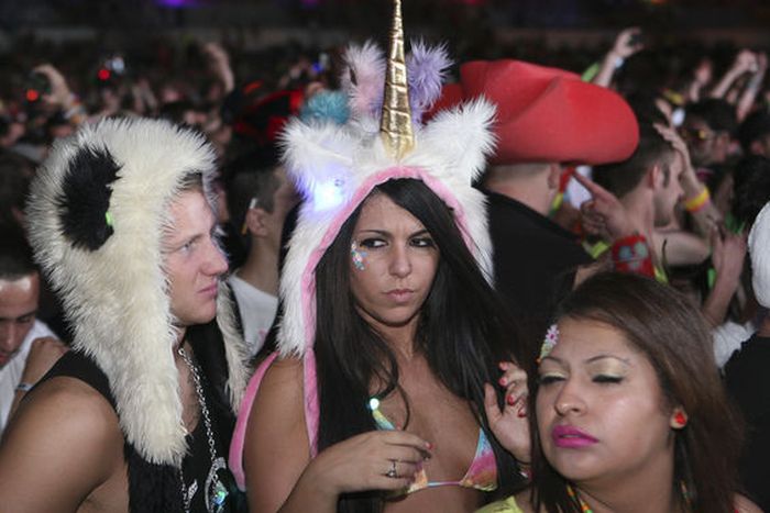 Girls from Electric Daisy Carnival 2012 (70 pics)