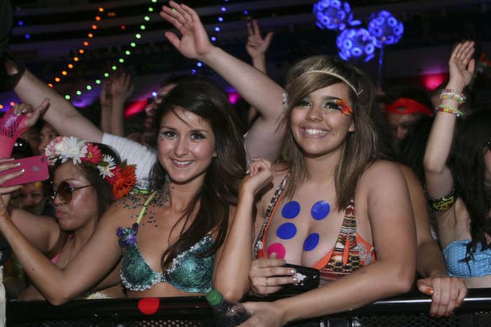 Girls from Electric Daisy Carnival 2012 (70 pics)