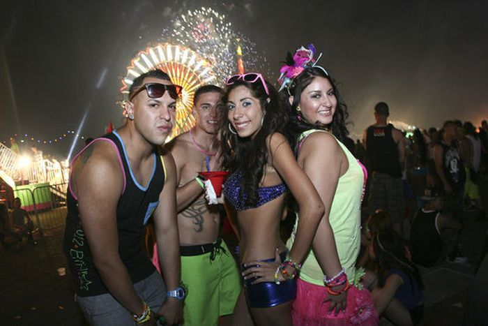 Girls from Electric Daisy Carnival 2012 (70 pics)