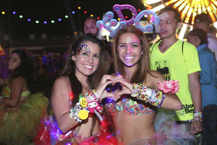 Girls from Electric Daisy Carnival 2012 (70 pics)