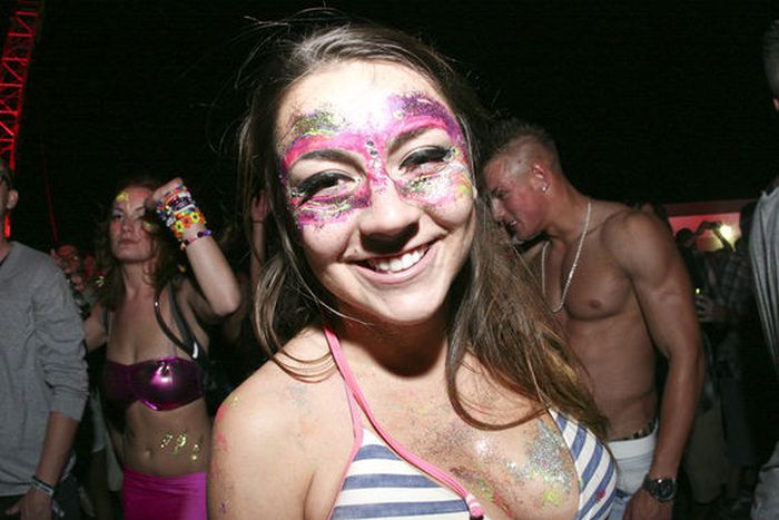 Girls from Electric Daisy Carnival 2012 (70 pics)