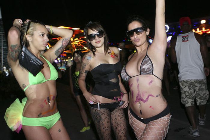 Girls from Electric Daisy Carnival 2012 (70 pics) .