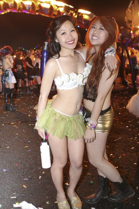 Girls from Electric Daisy Carnival 2012 (70 pics)