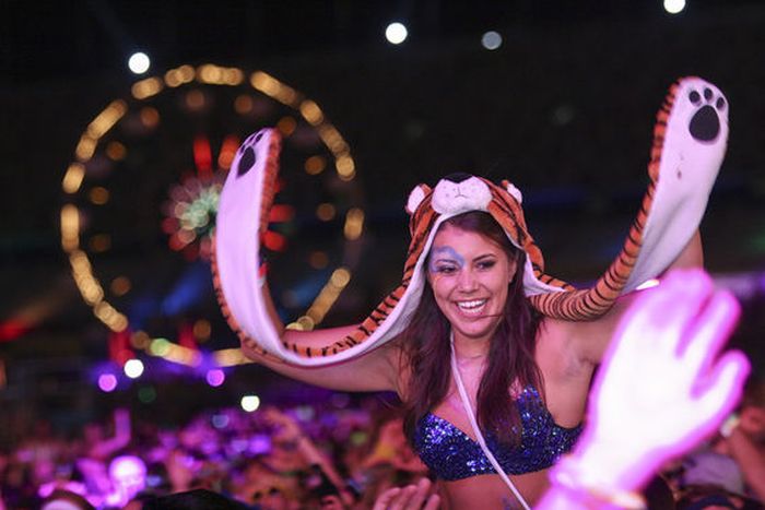 Girls from Electric Daisy Carnival 2012 (70 pics)