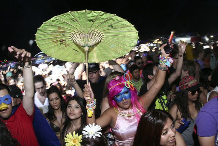 Girls from Electric Daisy Carnival 2012 (70 pics)