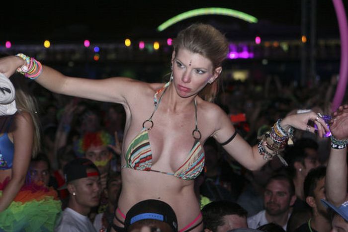 Girls from Electric Daisy Carnival 2012 (70 pics)