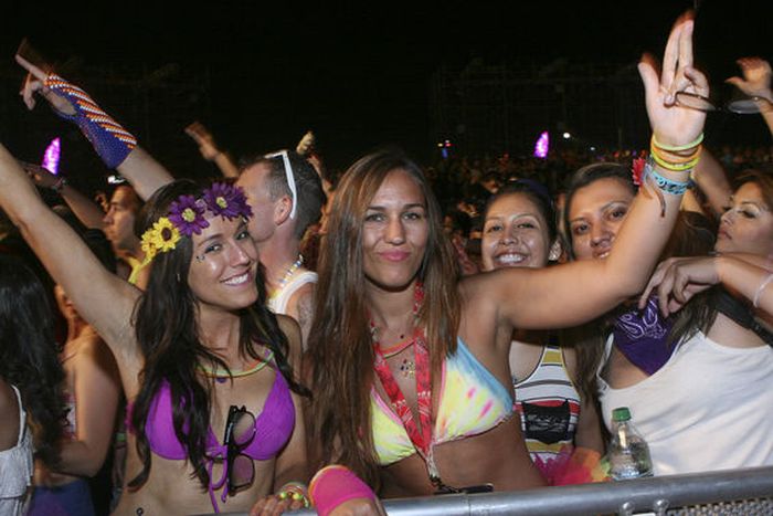 Girls from Electric Daisy Carnival 2012 (70 pics)