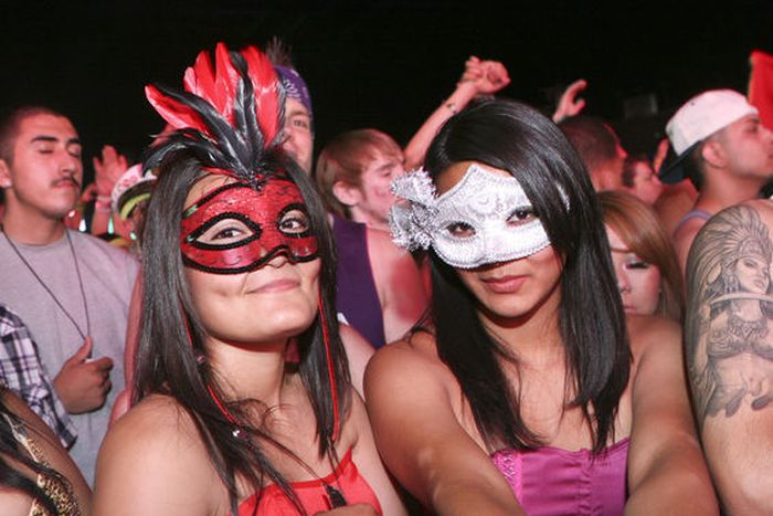 Girls from Electric Daisy Carnival 2012 (70 pics)