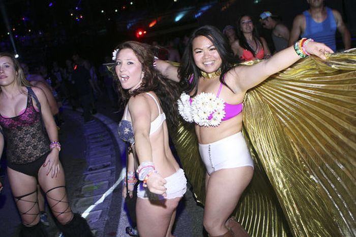 Girls from Electric Daisy Carnival 2012 (70 pics)