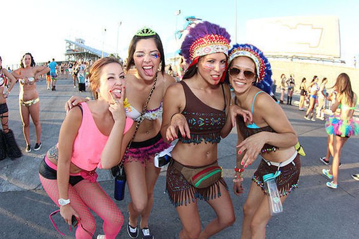 Girls from Electric Daisy Carnival 2012 (70 pics)