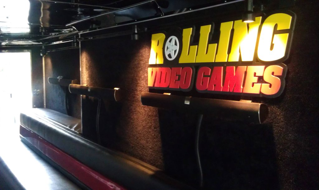 Rolling Video Games Truck (8 pics)
