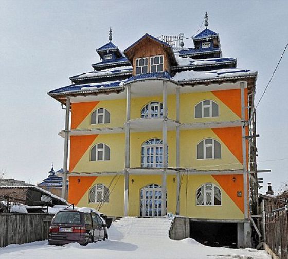 Houses of Romanian Gypsies (36 pics)