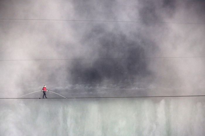 Nik Wallenda Walking Over Niagara Falls (24 pics)