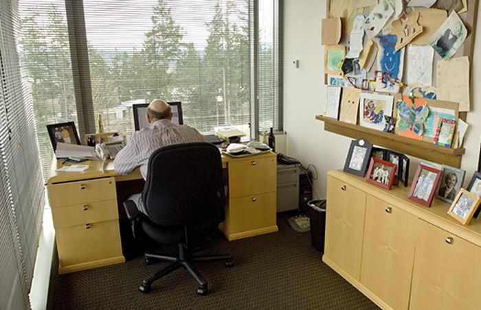 The Desks of Famous Tech CEOs (11 pics)