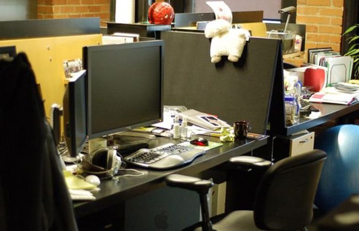 The Desks of Famous Tech CEOs (11 pics)