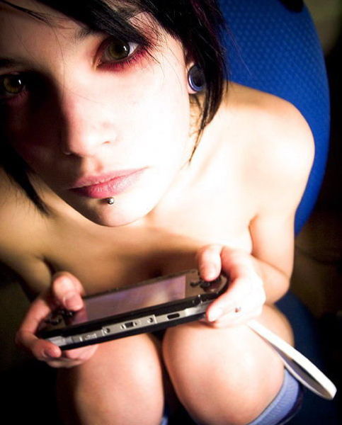 Pretty Girls Playing Video Games (29 pics)