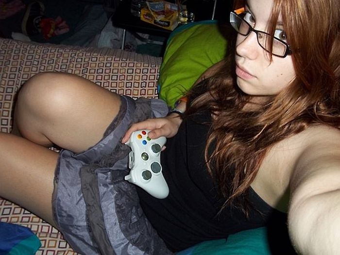 Pretty Girls Playing Video Games (29 pics)