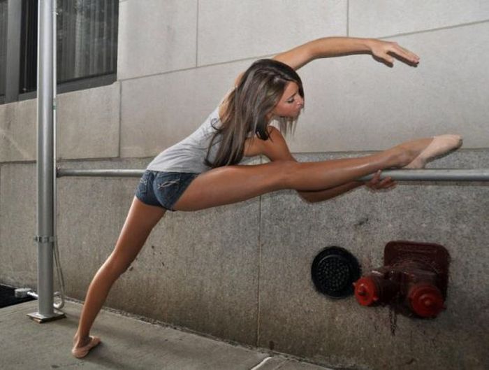 Cute Girl Shows Skills (28 pics)