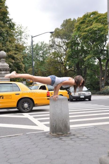 Cute Girl Shows Skills (28 pics)