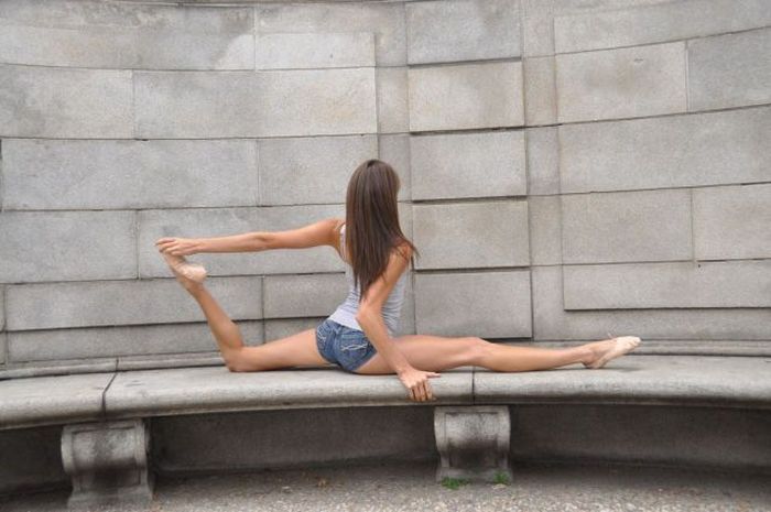 Cute Girl Shows Skills (28 pics)