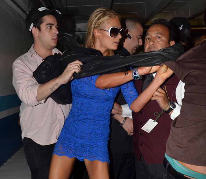 Paris Hilton Attacks Reporter and Shows Some Upskirt (3 pics)