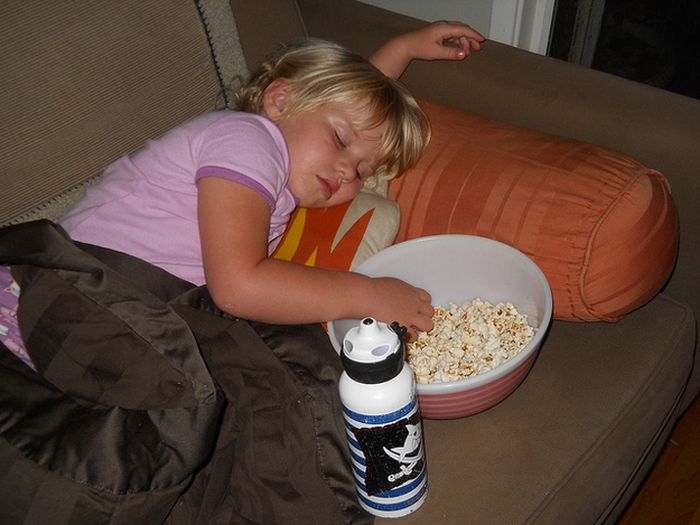 Kids Falling Asleep While Eating (23 pics)