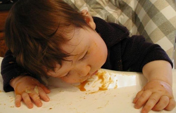 Kids Falling Asleep While Eating (23 pics)