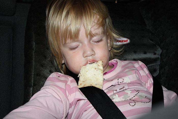 Kids Falling Asleep While Eating (23 pics)