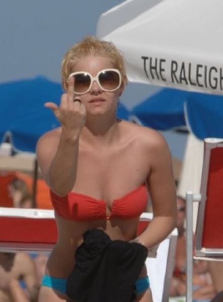 Celebs Showing Finger (16 pics)