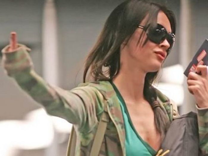 Celebs Showing Finger (16 pics)
