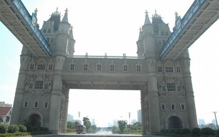 Tower Bridge in China (6 pics)