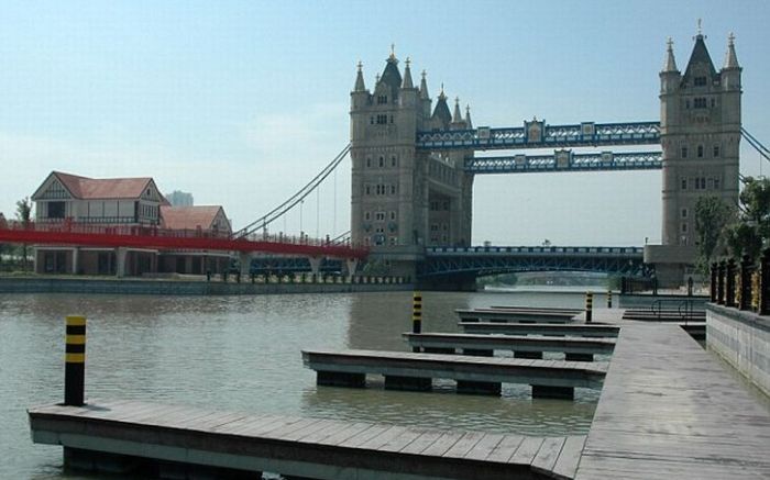 Tower Bridge in China (6 pics)