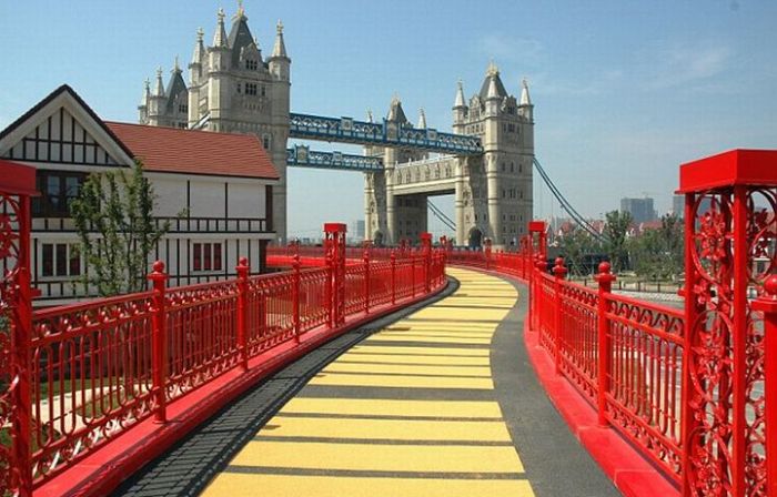 Tower Bridge in China (6 pics)