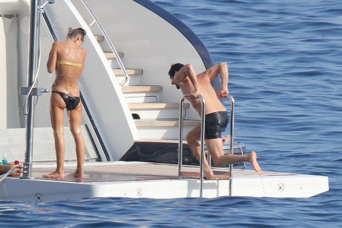 A Lesson In Showering By Adrien Brody (13 pics)