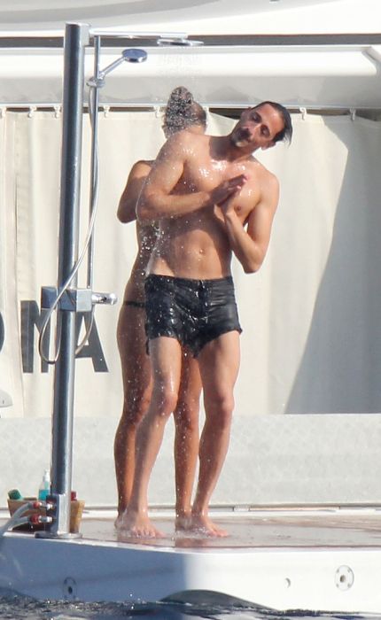 A Lesson In Showering By Adrien Brody (13 pics)
