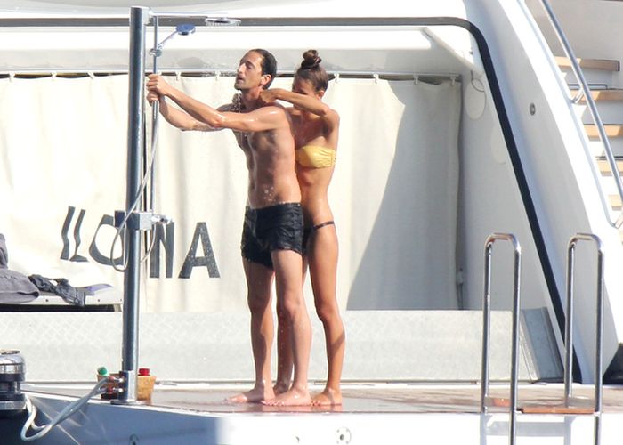 A Lesson In Showering By Adrien Brody (13 pics)