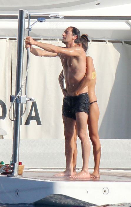 A Lesson In Showering By Adrien Brody (13 pics)