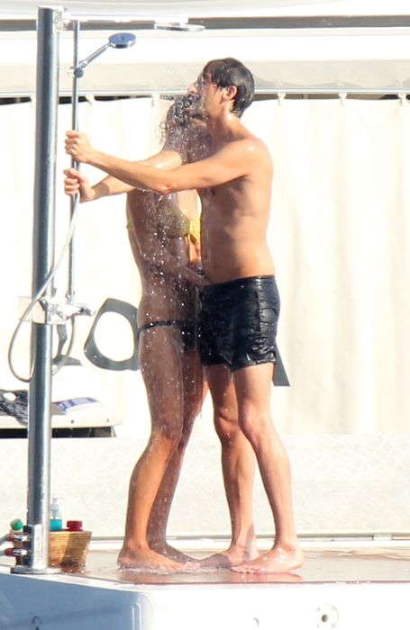 A Lesson In Showering By Adrien Brody (13 pics)