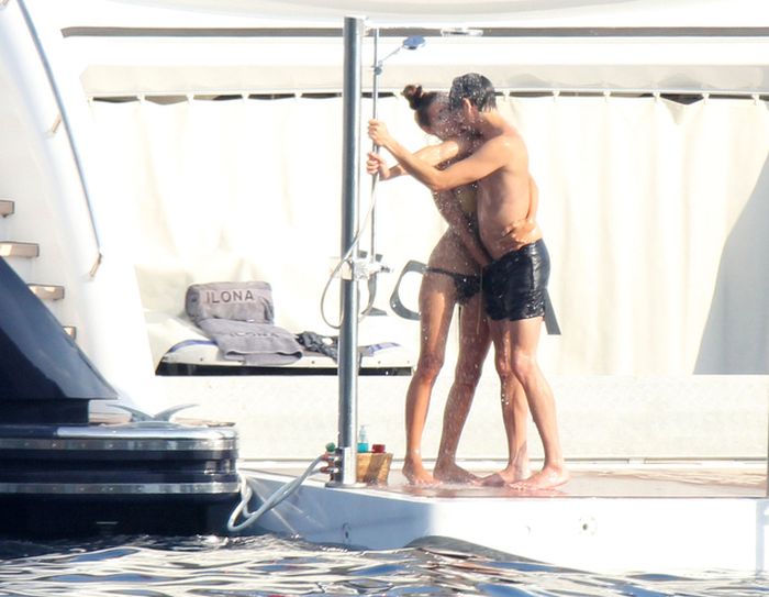 A Lesson In Showering By Adrien Brody (13 pics)