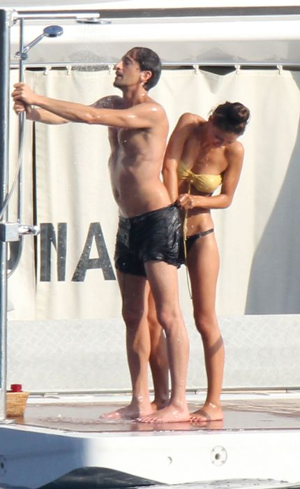A Lesson In Showering By Adrien Brody (13 pics)