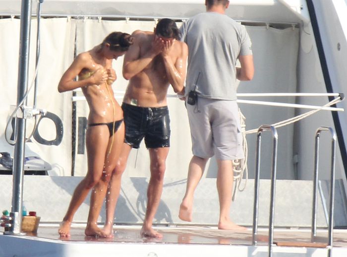 A Lesson In Showering By Adrien Brody (13 pics)
